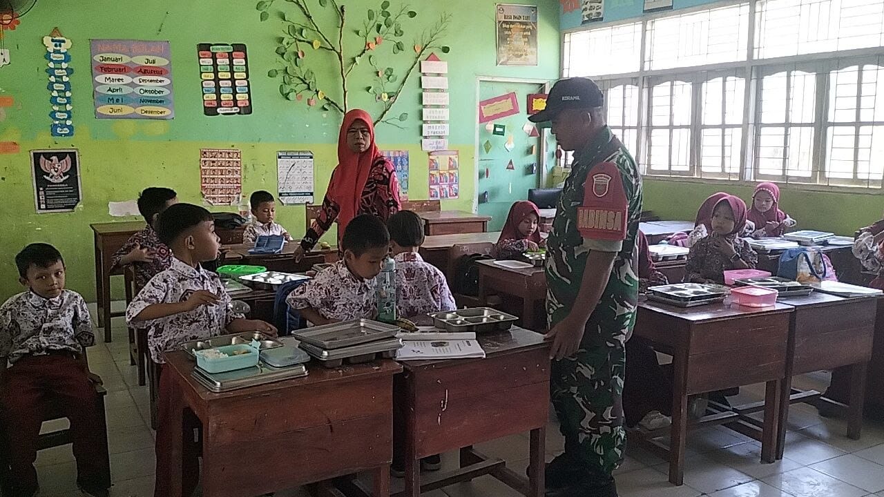 Makanan Layak dan Bergizi, Babinsa Desa Bontoramba Pantau Langsung Pembagian MBG